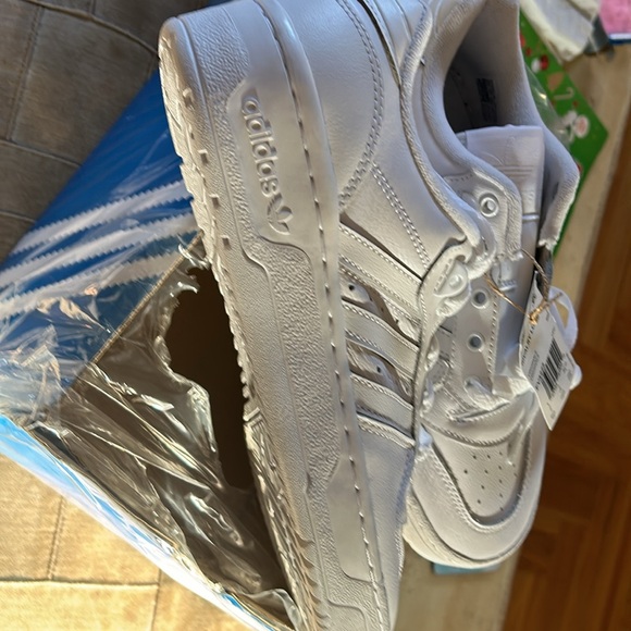 Adidas Rivalry Low women's size 8 1/2 - Picture 4 of 7